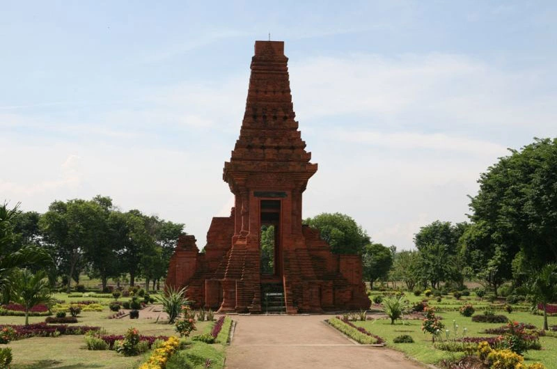 Candi Bajang Ratu, destinasi wisata cagar budaya di Mojokerto